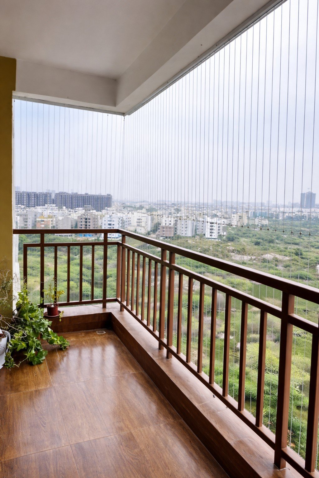 Balcony safety net installation